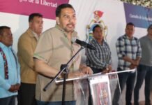 Entrega Presidente Municipal luminarias en la zona de Anapra.