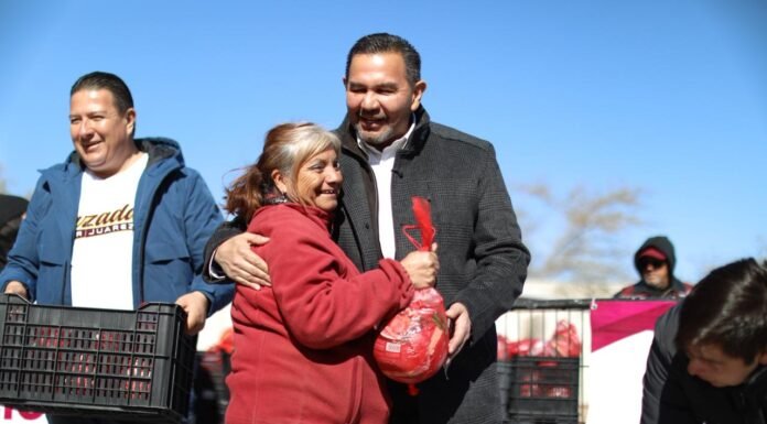 Entrega Cruz Pérez Cuéllar apoyos a vecinos de Los Kilómetros en convivencia comunitaria %Noticias Juarez%